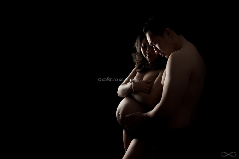 photo femme enceinte en clair obscur