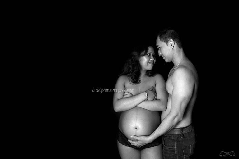 photos de grossesse en couple en noir et blanc