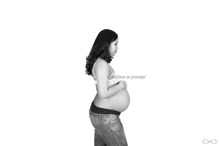 photos de grossesse en noir et blanc en studio