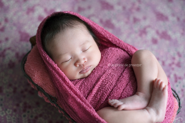 photos bébé emmailloté