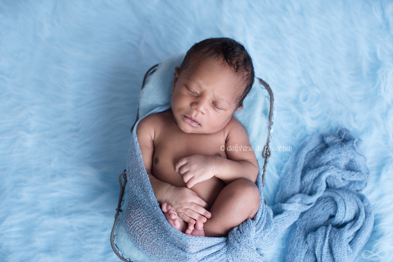 bébé dans une corbeille