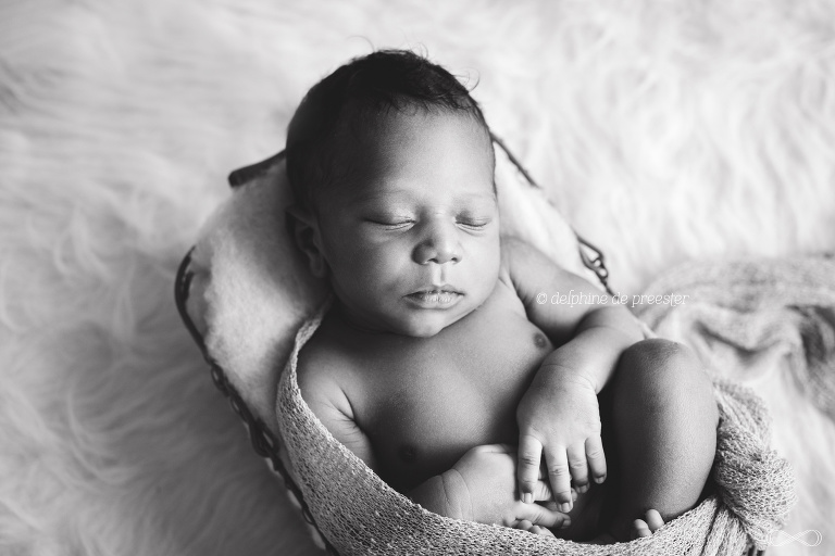 photo en noir et blanc d'un bébé
