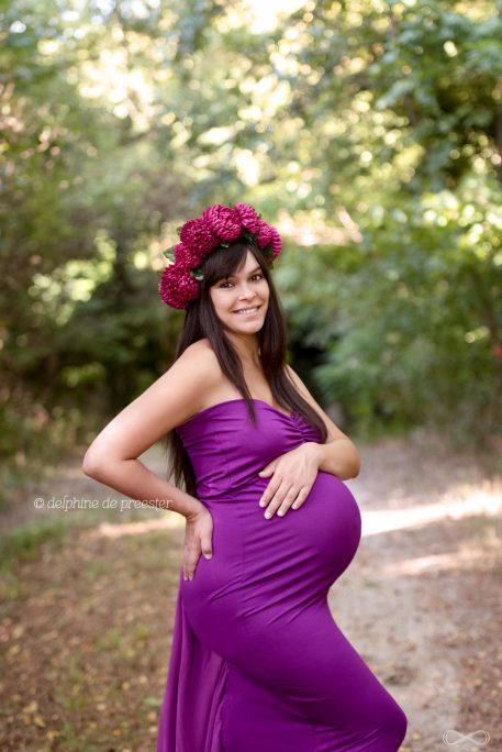 photo de grossesse avec robe et couronne de fleurs