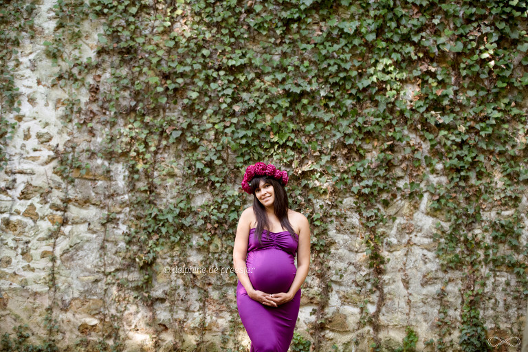 photo femme enceinte avec robe et couronne de fleurs