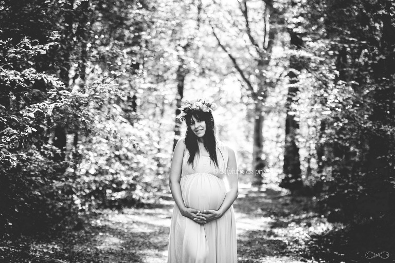 photo femme enceinte en noir et blanc