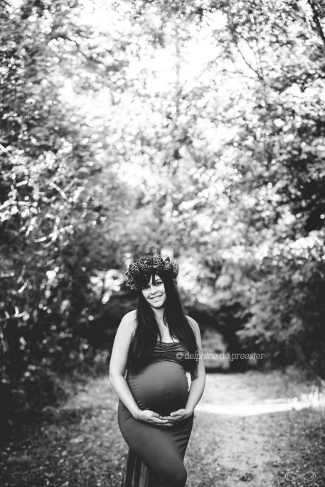 photo grossesse en noir et blanc