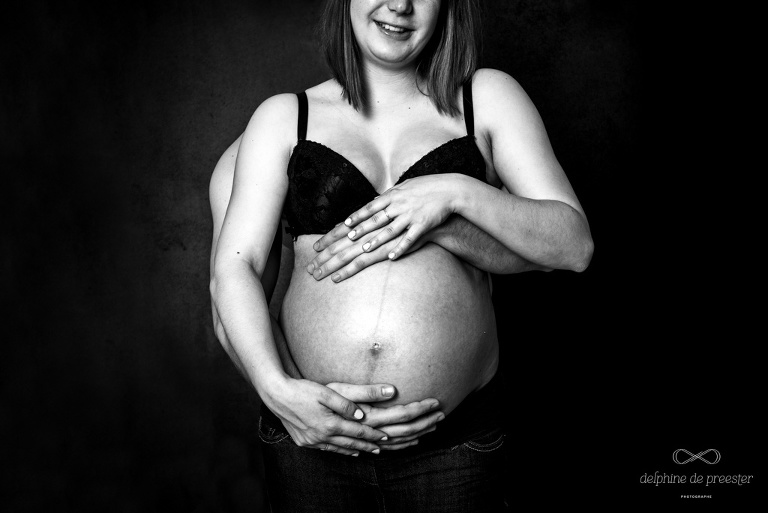zoom sur le ventre d'une femme enceinte