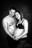 photographie noir et blanc de femme enceinte