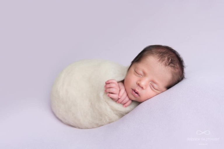 bébé emmailloté laine