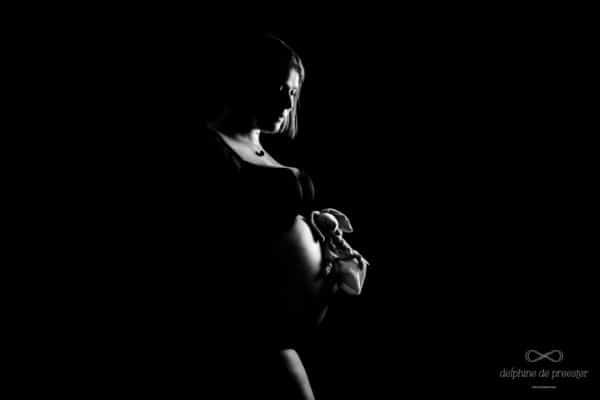 photo de femme enceinte avec le doudou de bébé