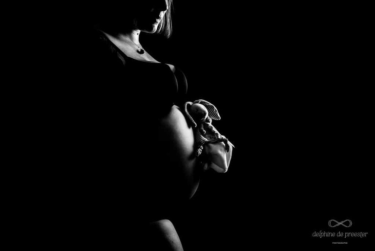 photo de femme enceinte avec le doudou de bébé
