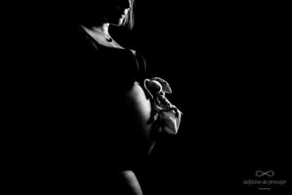 photo de femme enceinte avec le doudou de bébé