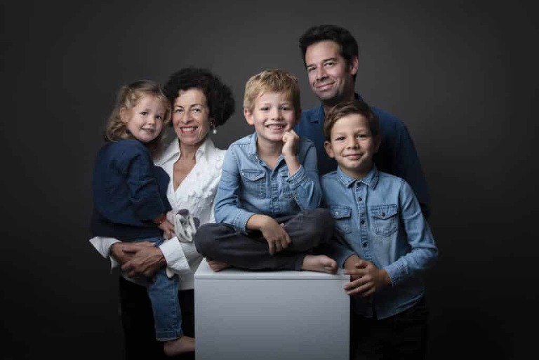 shooting photo intergénérationnel avec 3 enfants, papa et grand-mère
