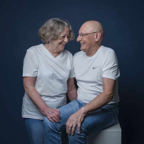 Portrait du couple célébrant ses 80 ans lors d'une séance photo en Essonne