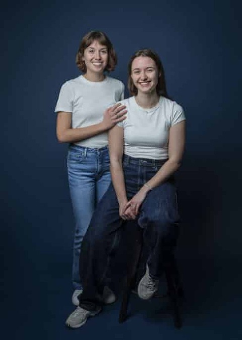 Portrait de deux soeurs réalisé dans un studio photo en Essonne
