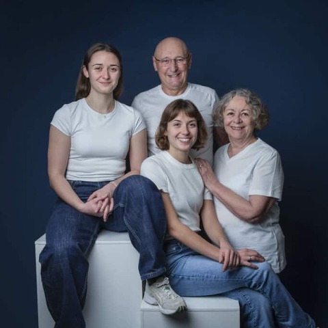 Grands-parents photographiés avec leurs petites-filles lors d'une séance photo multigénérationnelle