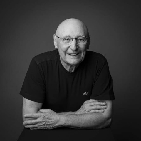 Portrait d'un homme de 80 ans photographié en studio à Bouray-sur-Juine
