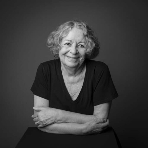 Portrait de femme photographiée en studio lors d'une séance photo multigénérationnelle
