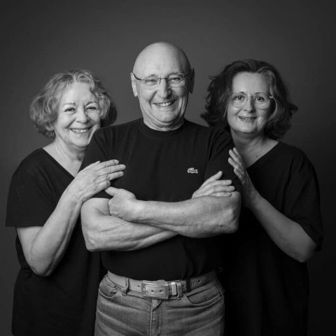 Photo d'une fille avec ses parents lors d'une séance photo multigénérationnelle
