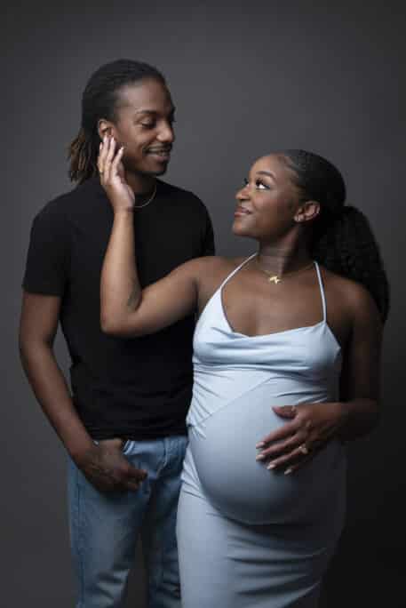Couple pendant une séance photo grossesse offerte en cadeau