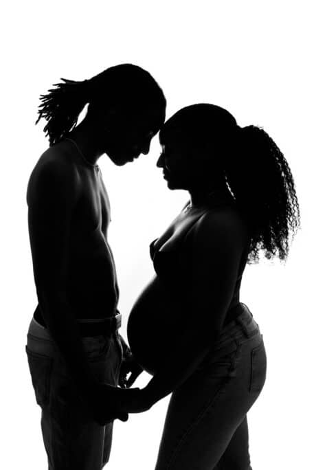 Portrait grossesse en noir et blanc en studio photo en Essonne