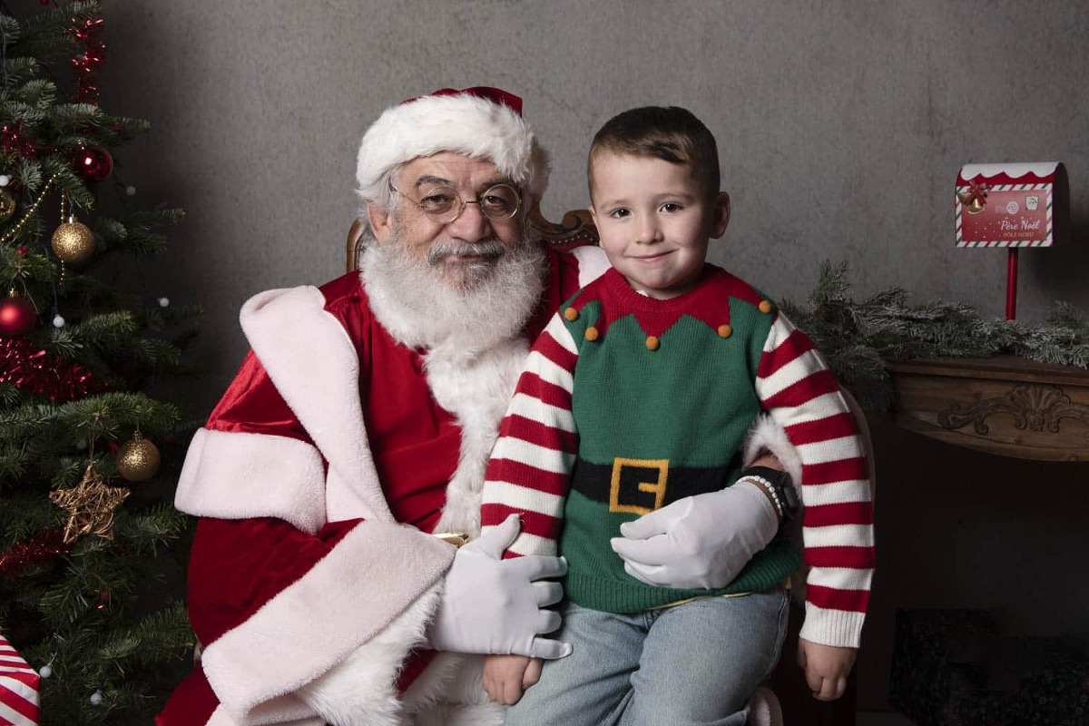 Portrait d'un enfant avec le Père Noël lors d'une séance photo à Bouray-sur-Juine
