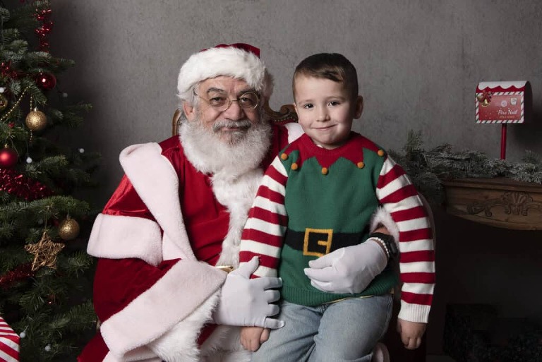 Portrait d'un enfant avec le Père Noël lors d'une séance photo à Bouray-sur-Juine