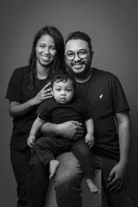 Portrait de famille en noir et blanc réalisé au studio à Bouray-sur-Juine