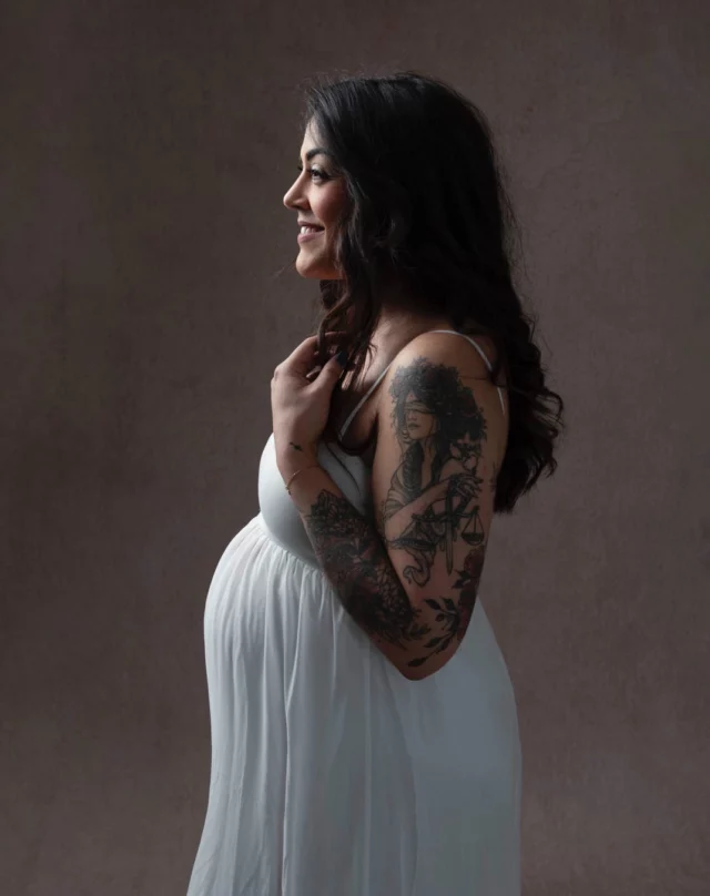 J’ai une grande pensée ce soir pour cette future maman qui va faire une belle rencontre (peut-être la plus belle) dans quelques jours, quelques heures.

Info : la séance photo grossesse se réalise 2 mois avant la date du terme (environ). Donc si ta date d’accouchement est prévue pour Août, tu devras réaliser ta séance photo en Juin. 

#futuremaman #babyboom #grossesse2025 #bebe2025 #femmenceinte #bientotmaman #porterlavie #shooting #maternite #photographefemmeenceinte #essonne #shootingphotogrossesse #shootingphoto #shootingphotofemmeenceinte #photocouleur #photographeessonne #photogrossesse #portraitdefamille #juvisy #nikon #photooftheday